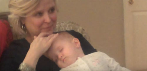 у малыша болит голова