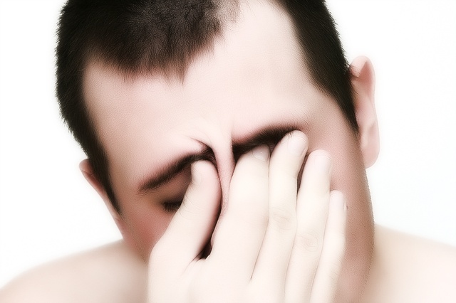 Болит голова красные глаза красное лицо