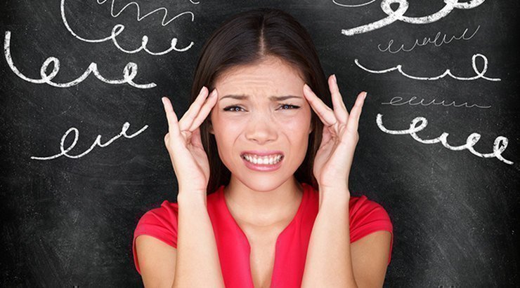 Девушка с головной болью