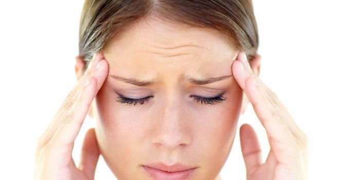 Девушка держится за голову