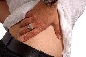 От чего болит нижняя правая часть спины