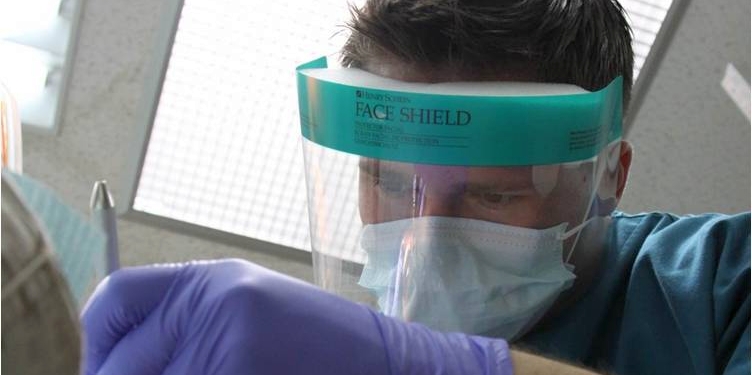 Маска в сочетании с защитными очками Медицинская маска в сочетании с защитными очками