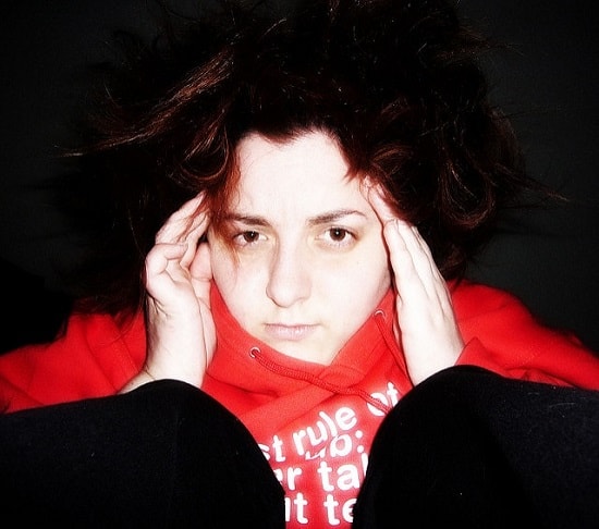 карие глаза в красном свитере